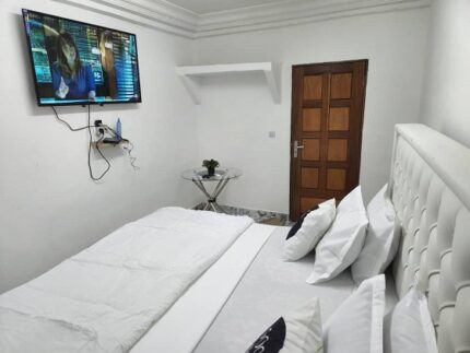 chambre meublé à entête capitonnée avec télévision écran plasma-chambre meublée à douala,armée de l'air