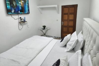 Chambre-meublee-d-un-lit-double-avec-television-ecran-plasma-et-d-une-table-vitree-chambre-meublee-a-douala-Bonapriso-armee-de-l-air
