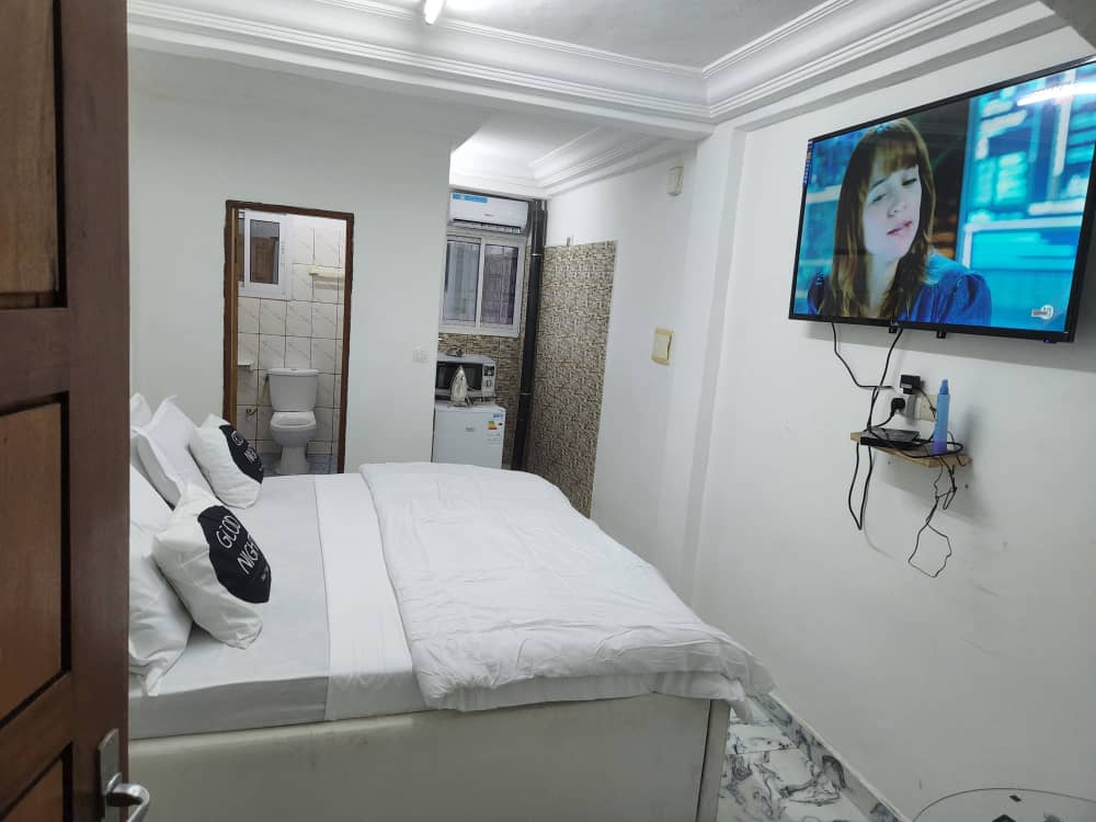 chambre meublée d'un lit king size-d-une télévision écran plasma-d'une salle de bain et d'un coin cuisine-chambre meublée à douala-armée de l'air