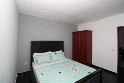 vue d'ensemble de la chambre du studio meublé de douala bonapriso