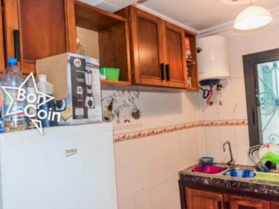 cuisine aménagée d-armoires-d-un refrigérateur-et-d-un plan de travail-appartement meublé à Bonamoussadi