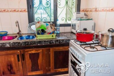 cuisine aménagée d'un plan de travail-d'une cuisinière à gaz-d'un micro onde-appartement meublé à Banamoussadi