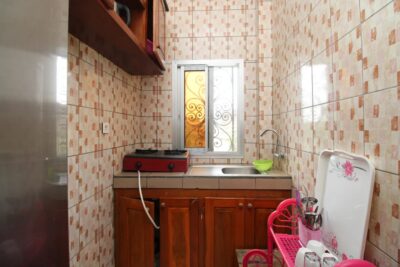 cuisine équipée d-un plan de cuisine-d-un plateau à gaz d-un évier-des placards hauts et bas