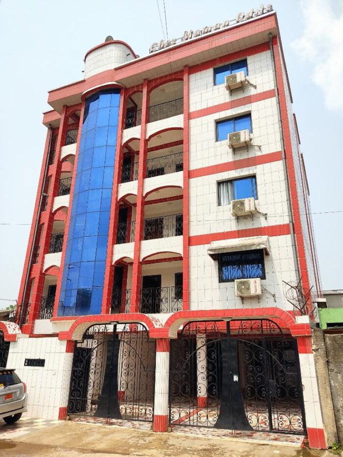 façade avant immeuble des appartements meublés de douala-bonamoussadi