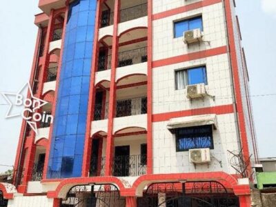 façade-avant-de-l'immeuble-des-appartements-meubles-de-Bonamoussadi