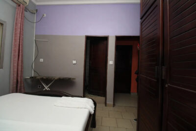 Entrée de la chambre principale de l'appartement meublé douala makepe