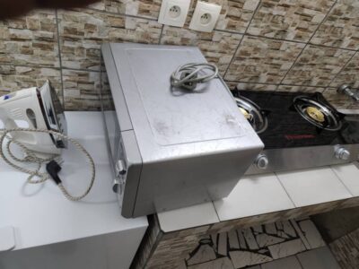 micro-ondes, plateau à gaz, fer à repasser-chambre meublée à douala,armée de l'air