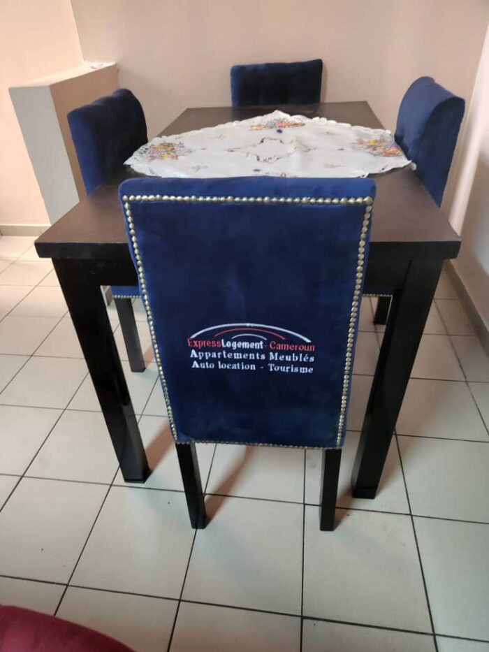 salle à manger avec des chaises brodées éxpress logement cameroun