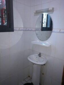 salle de bain aménagée d-un lavabo, d-un mirroir oval