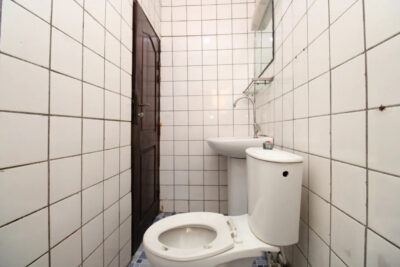 salle de bain de l'appartement meublé de makepe