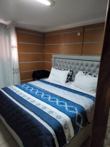 chambre parentale de l'appartement meublé douala bali