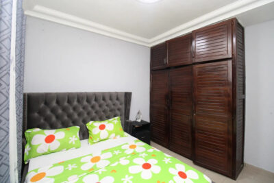 chambre principale de l'appartement meublé de makepe