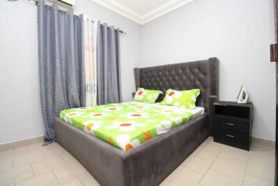 chambre principale de l'appartement meublé de makepe