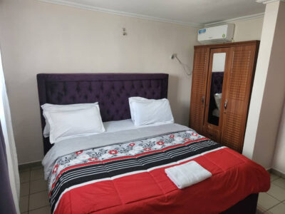 chambre principale de l'appartement meublé douala bali