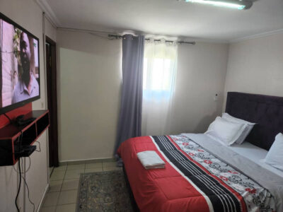 chambre principale de l'appartement meublé douala bali