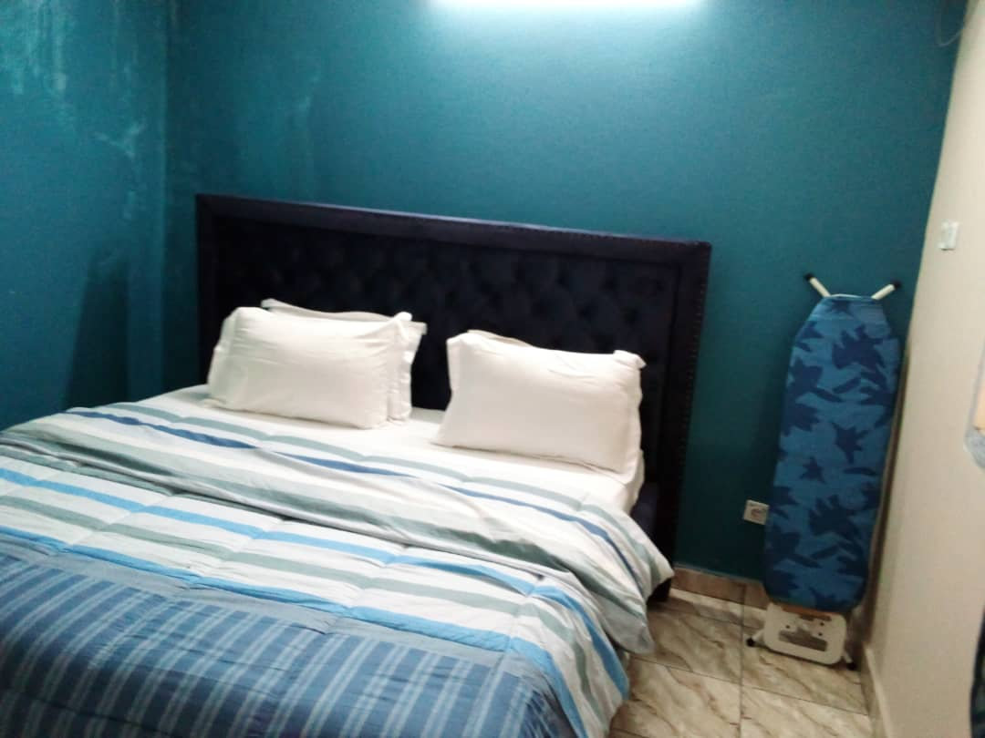 chambre du studio meublé de douala à bonapriso-rue des impôts