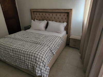 Chambre principale de l'appartement meublé de douala