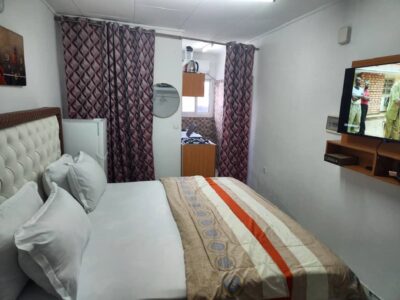 chambre meublée et équipements