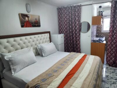 chambre meublée et kitchenette