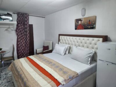 chambre meublée et équipements