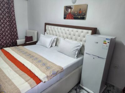 chambre meublée et équipements