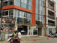 Facade-avant-de-l-immeuble-des-appartements-meubles-de-Bali-douala-express-logement-Cameroun